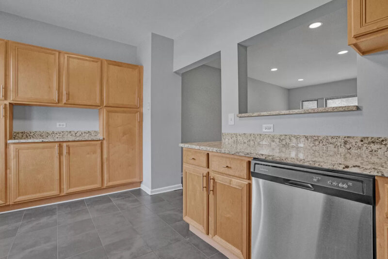 Furnished 4BR/2.5BA Tri‑Level Condo Near UChicago Campus
