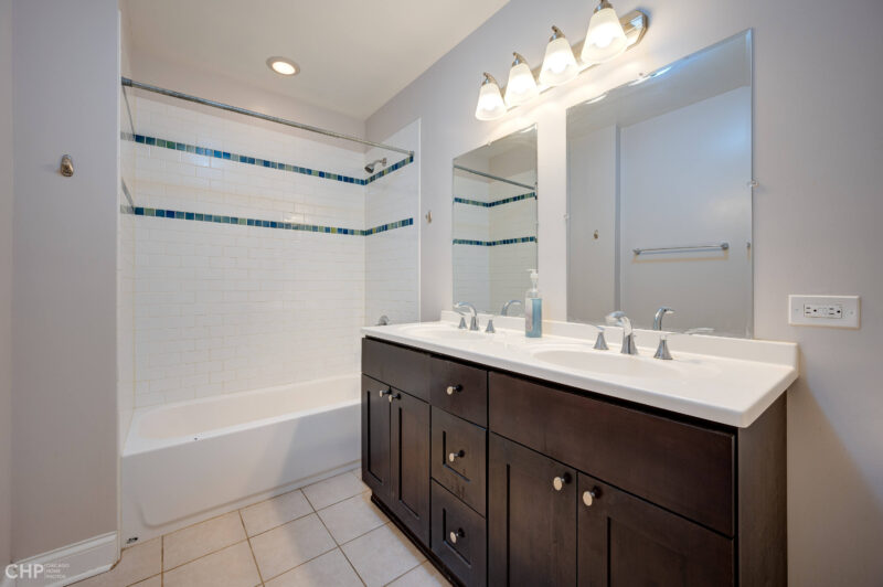 Apt for rent 3-4 bedroom, 1 bath.