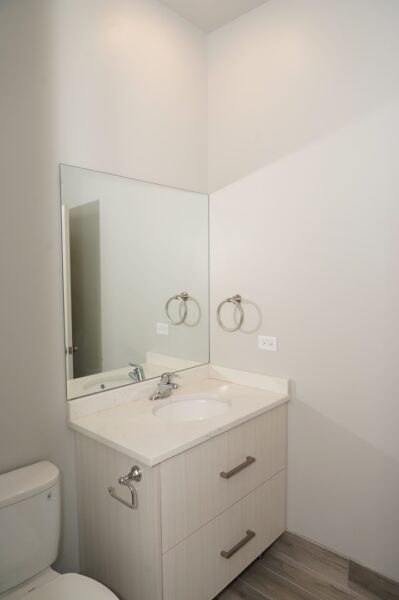Excellent Woodlawn/Hyde Park location! Steps to UC medical and law school