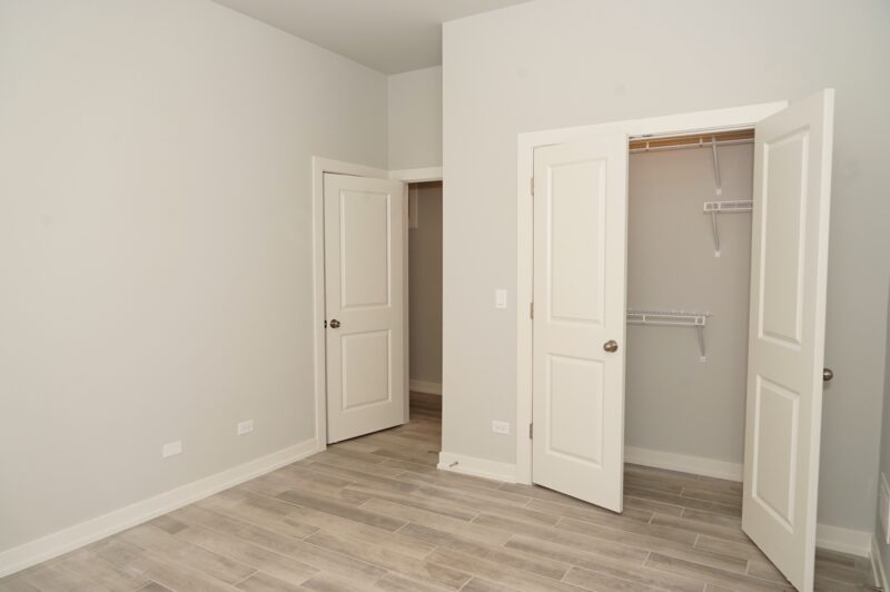 Excellent Woodlawn/Hyde Park location! Steps to UC medical and law school
