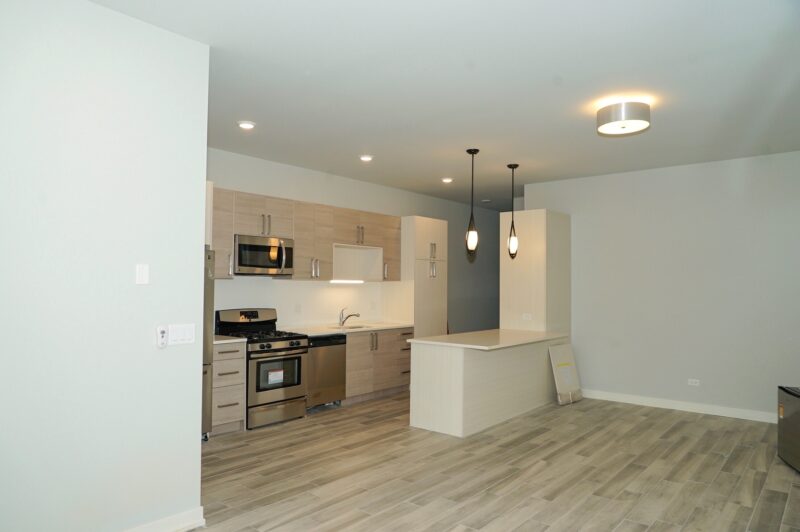 Excellent Woodlawn/Hyde Park location! Steps to UC medical and law school