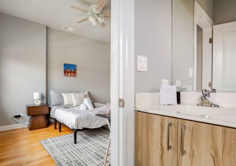 Fully Furnished 4 Bedroom & 3.5 Bathroom Near University Of Chicago, Obama Center, & Hospital