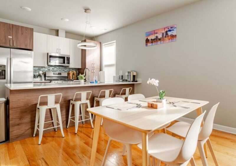 Fully Furnished 4 Bedroom & 3.5 Bathroom Near University Of Chicago, Obama Center, & Hospital