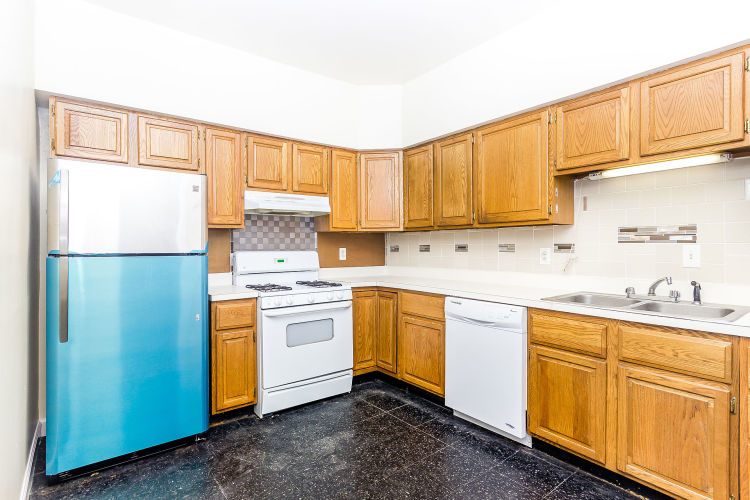 Spacious Apartment on 5211 Greenwood. Steps away from U of C