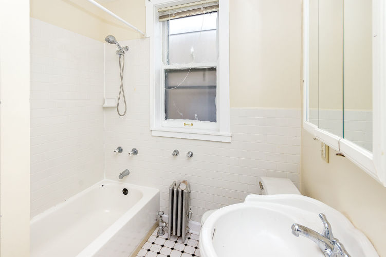 Spacious Apartment on 5211 Greenwood. Steps away from U of C