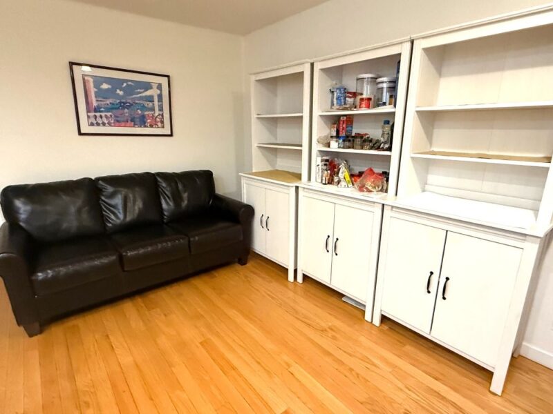 Look for a female tenant. 1/2 private bathroom. Beautiful Campus Furnished Townhouse. Shortest Distance to Main Campus.