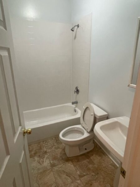 Large Spacious and Bright Hyde Park Apt. Minutes From Campus