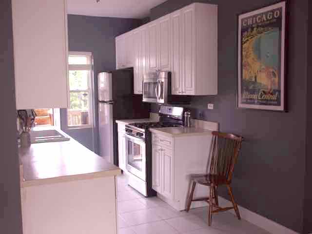 Lovely 2 bedroom directly behind the law school with gated parking
