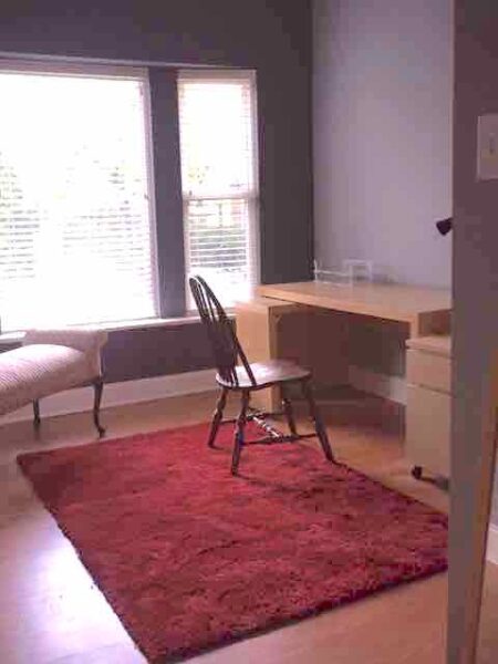 Lovely 2 bedroom directly behind the law school with gated parking