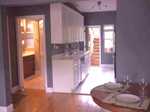 Lovely 2 bedroom directly behind the law school with gated parking